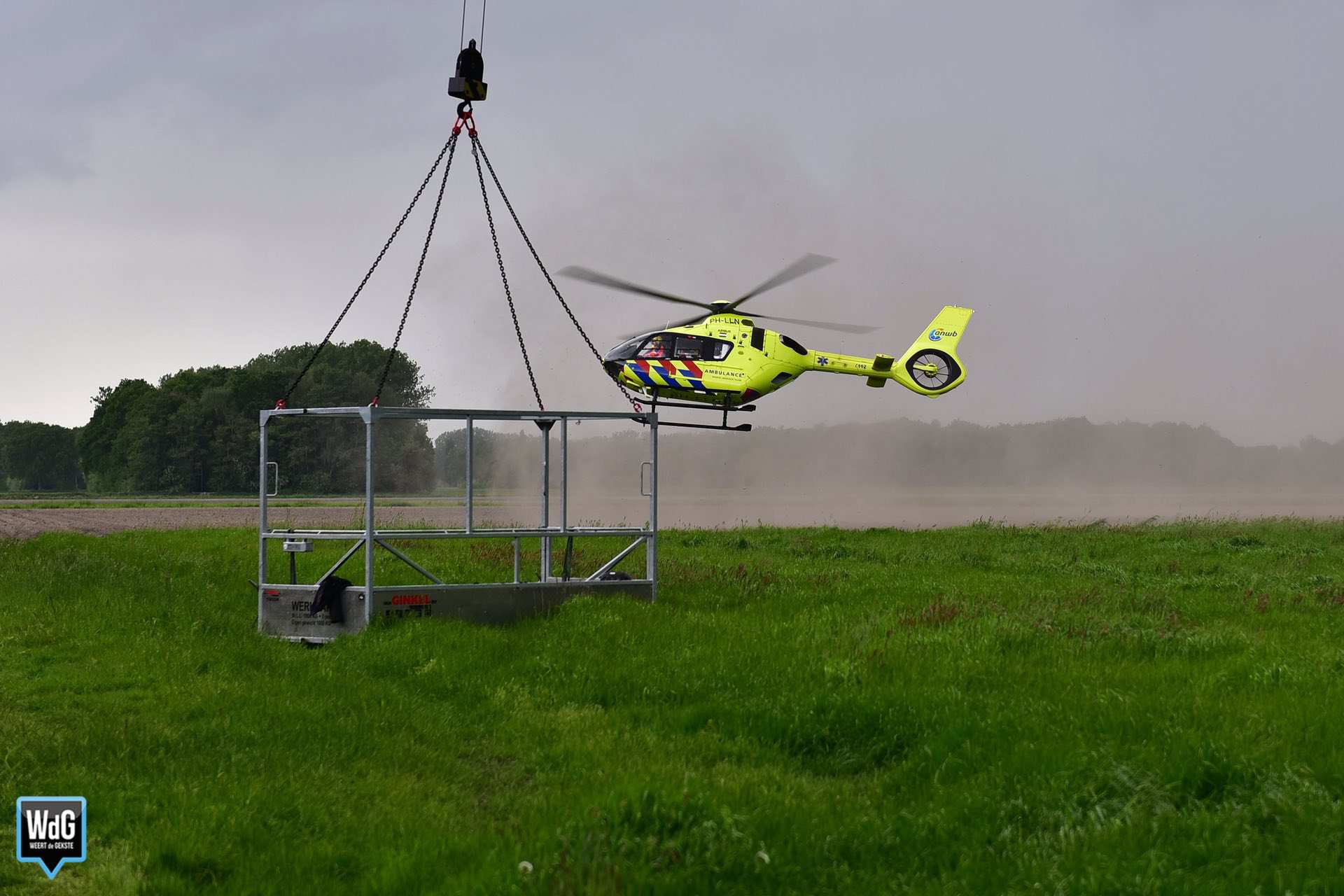 Persoon zwaargewond na val door dak in Nederweert