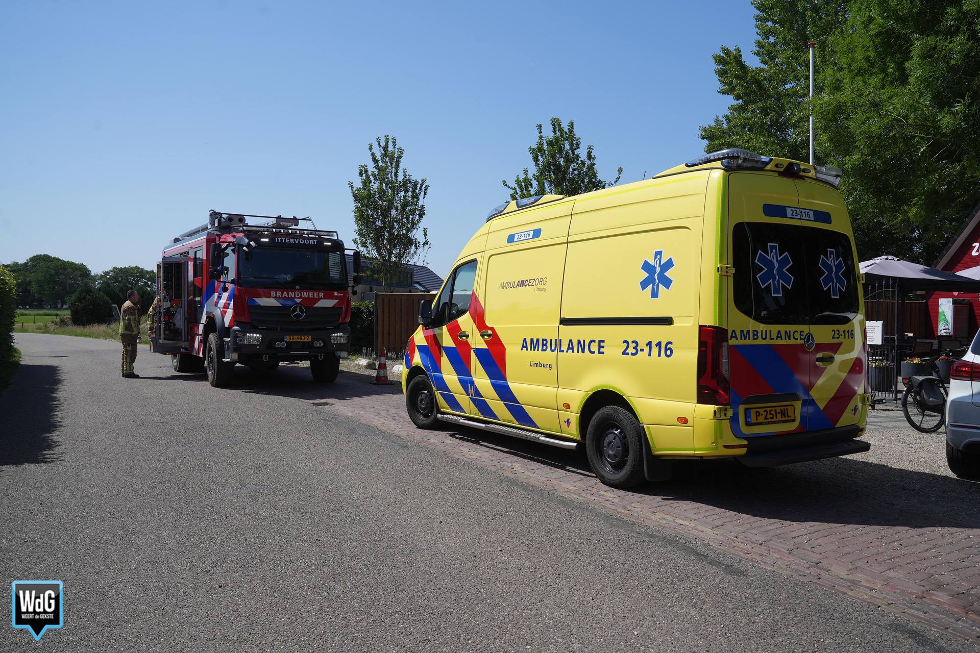 Brandweer bevrijdt meisje uit speeltoestel in Hunsel
