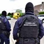 Marechaussee staat stil met klapband in Nederweert-Eind
