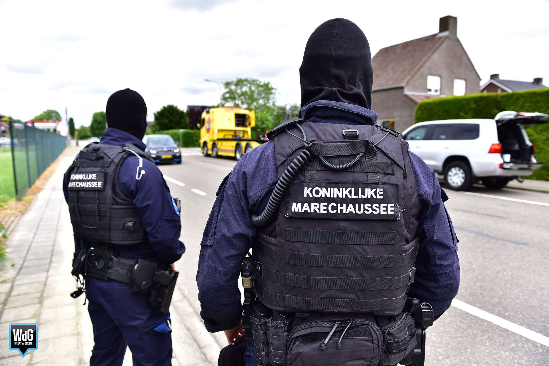 Marechaussee staat stil met klapband in Nederweert-Eind