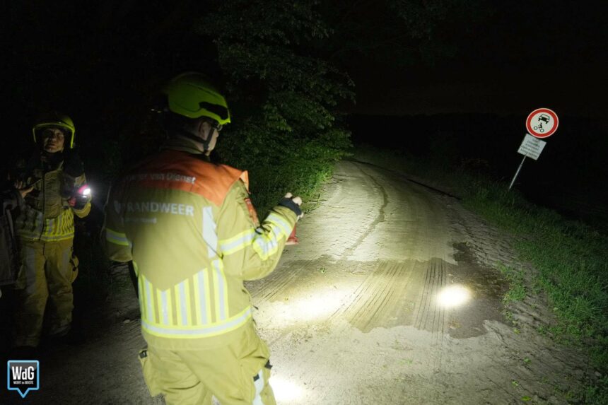Chemische vloeistof geloosd op zandweg in Nederweert-Eind