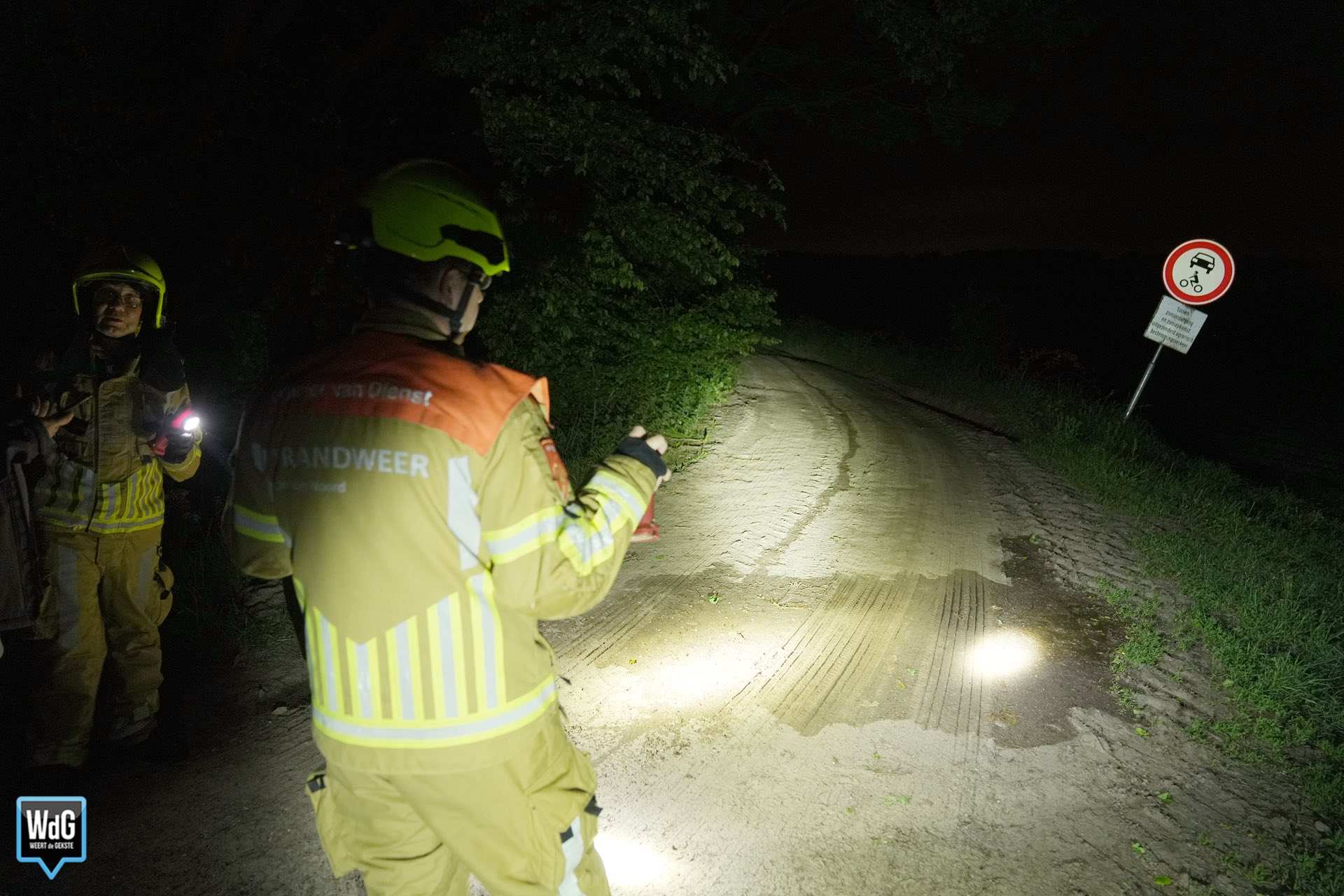 Chemische vloeistof geloosd op zandweg in Nederweert-Eind