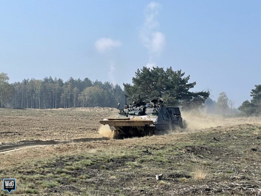 Archieffoto WdG - Legervoertuig op Weerterheide
