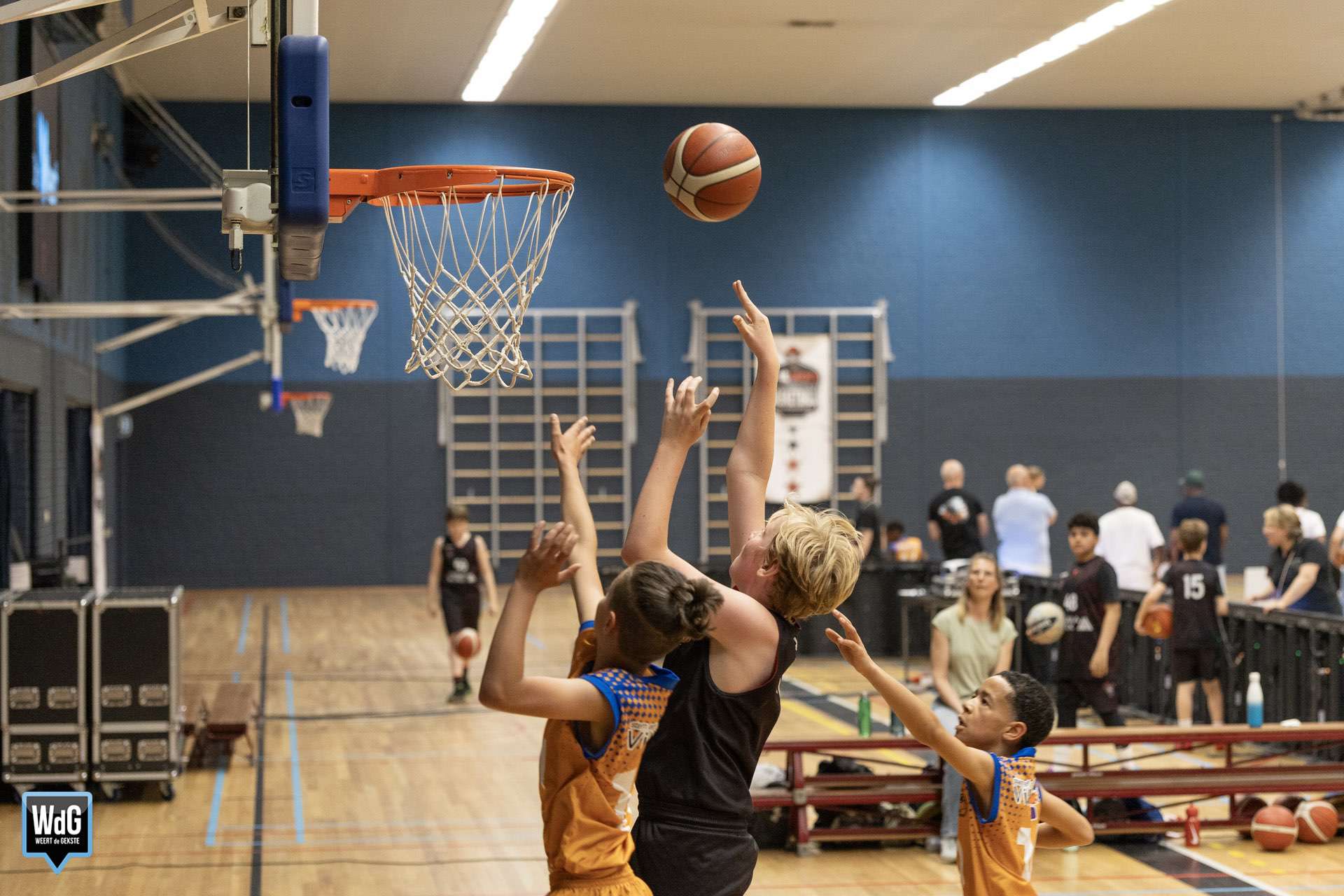Spannend moment tijdens de basketbal wedstrijd NXT STARS
