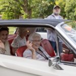 Bewoners Huize Molenveld genieten van ritjes in oldtimers