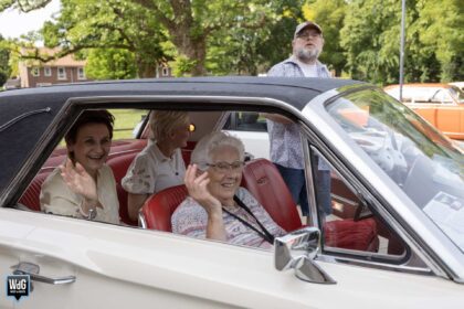 Bewoners Huize Molenveld genieten van ritjes in oldtimers