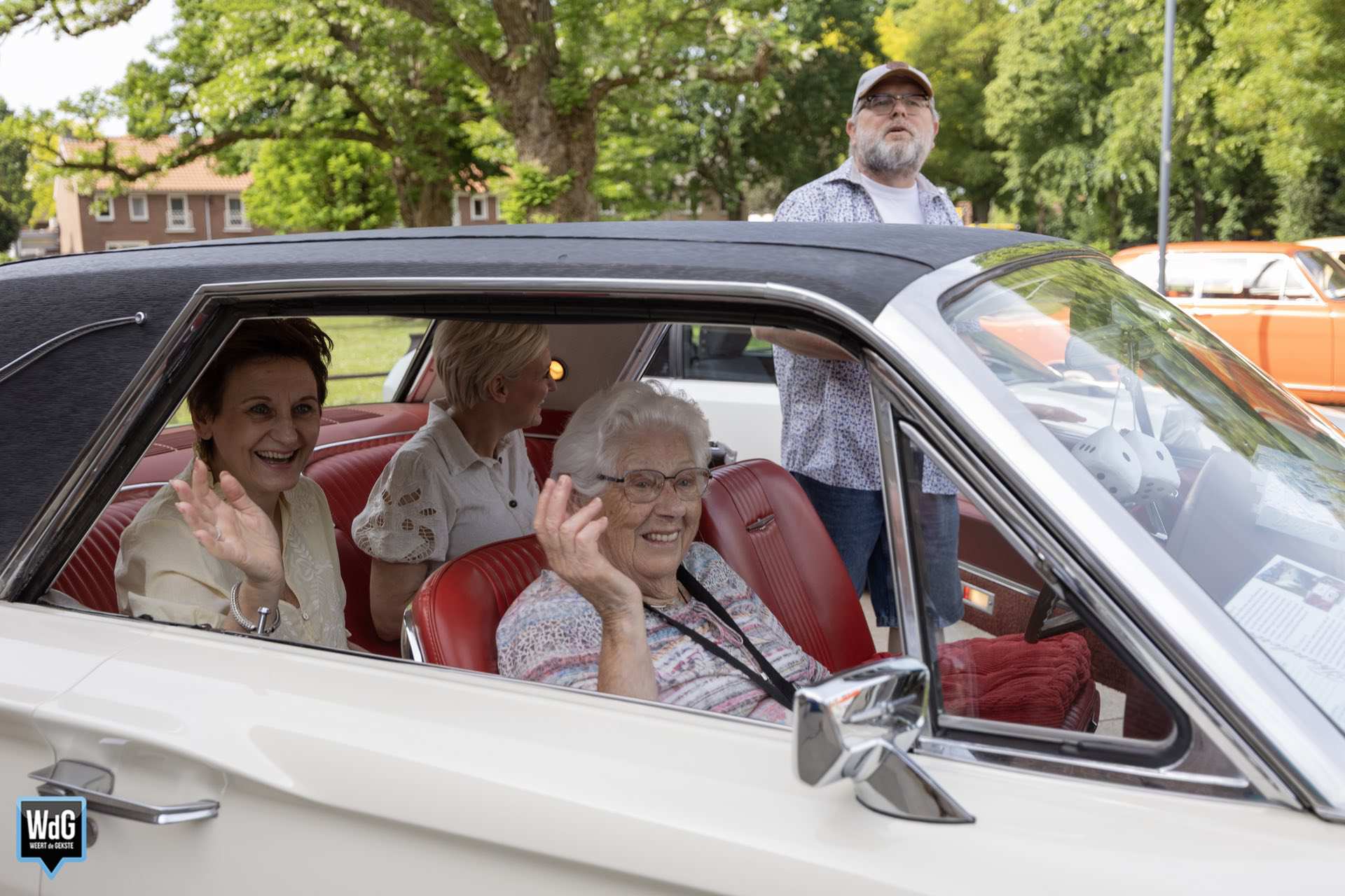 Bewoners Huize Molenveld genieten van ritjes in oldtimers