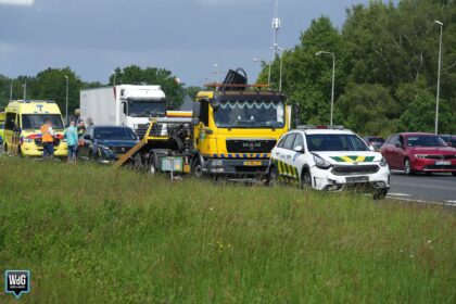 Douaneauto botst achterop auto op A2 bij Weert