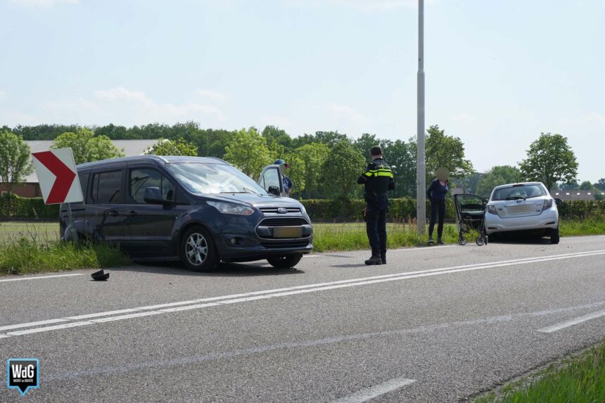 Auto's botsen in bocht op Maaseikerweg