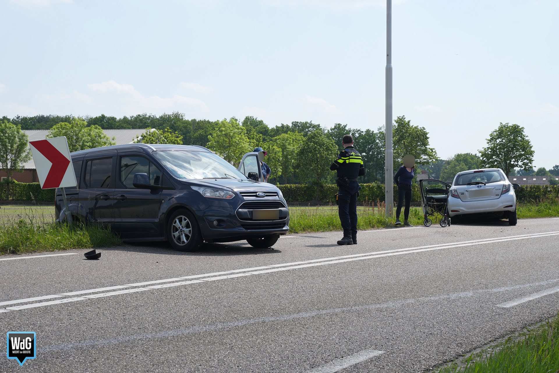 Auto's botsen in bocht op Maaseikerweg