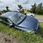 Auto belandt in greppel langs Maaseikerweg bij Tungelroy