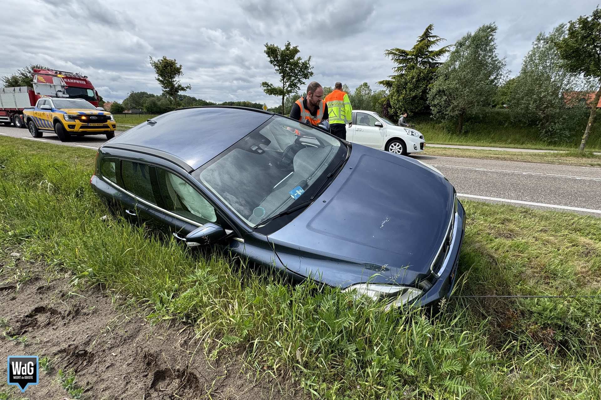Auto belandt in greppel langs Maaseikerweg bij Tungelroy