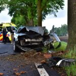 Auto botst frontaal tegen boom op Venloseweg in Ospel