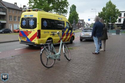 Auto en fietser botsen op Wilhelminasingel