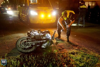 Auto en motor botsen op Overweertstraat