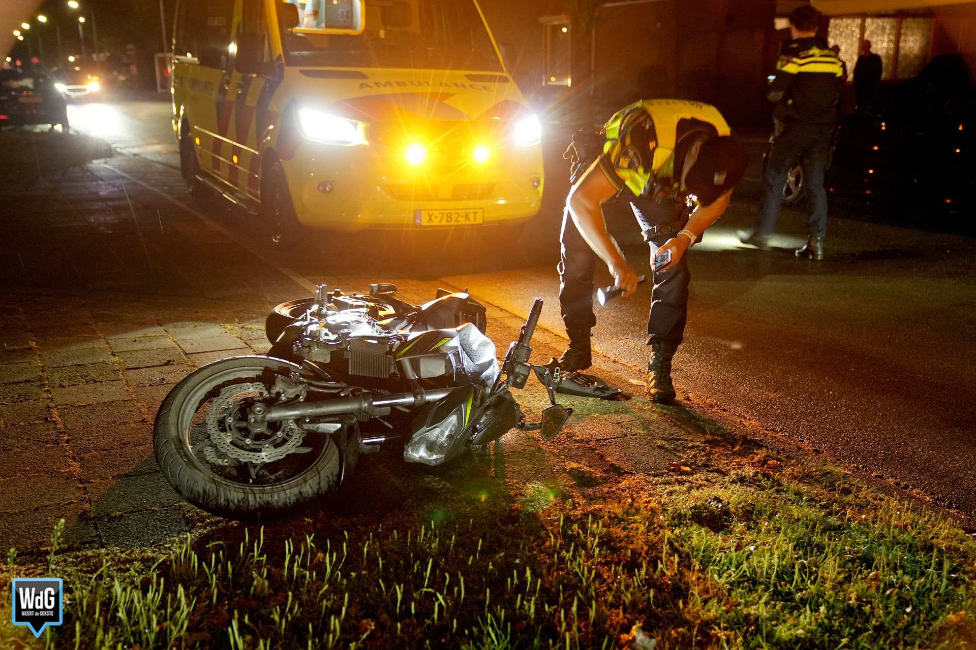 Auto en motor botsen op Overweertstraat