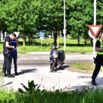 Auto botst met scooter met twee personen op rotonde in Ittervoort
