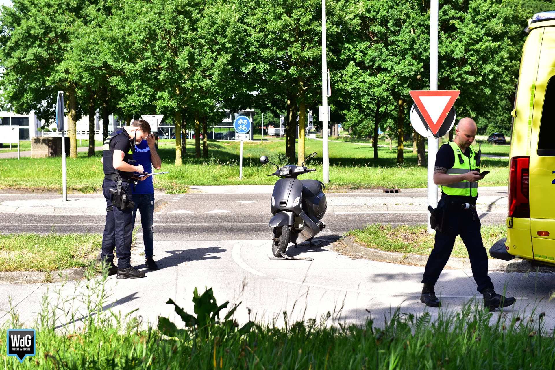 Auto botst met scooter met twee personen op rotonde in Ittervoort