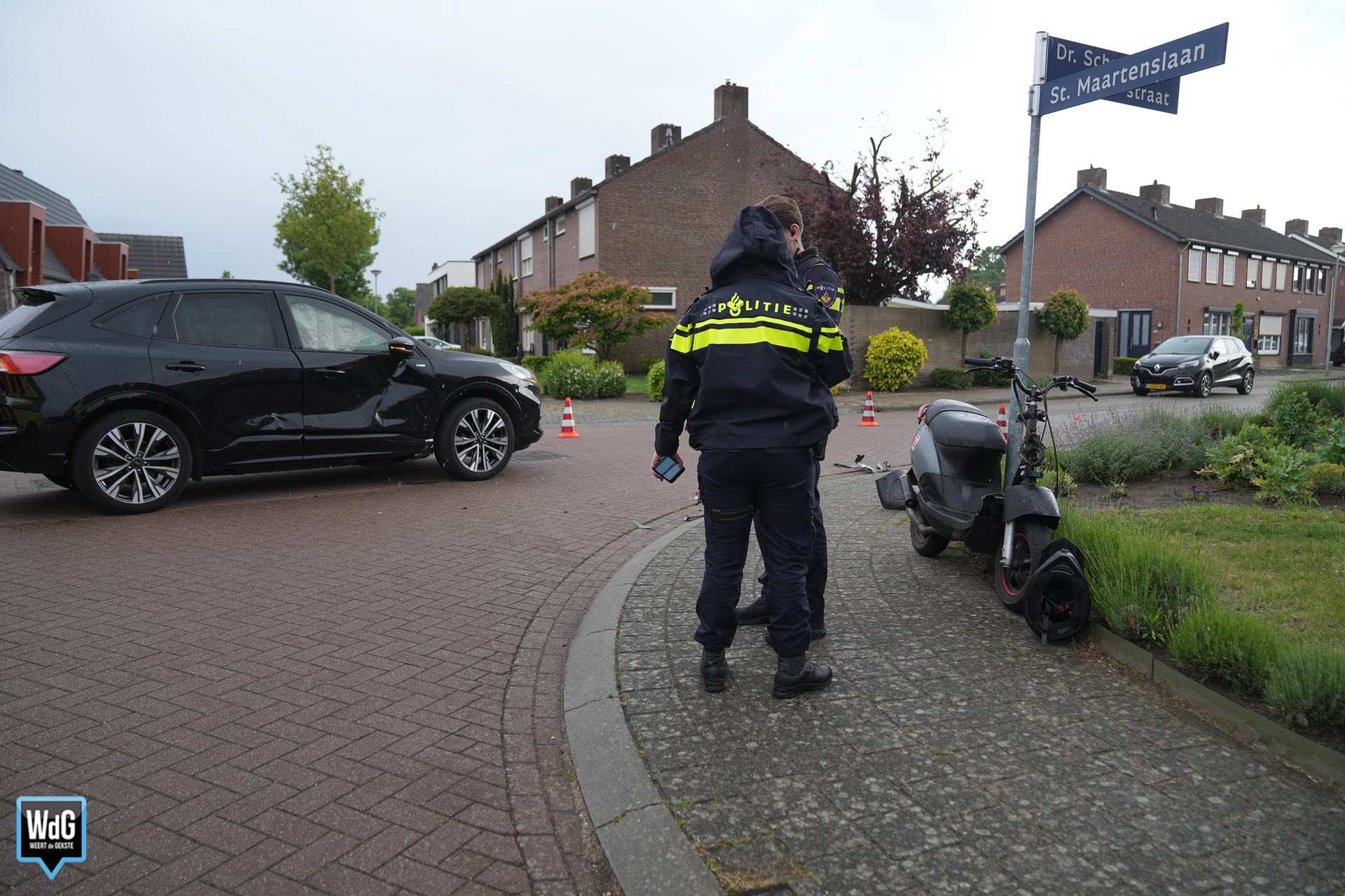 Scooter en auto botsen op kruising Stramproy