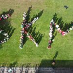 Scoutingleden vormen de letters SKM van Scouting Keent Moesel. Ingestuurde foto.