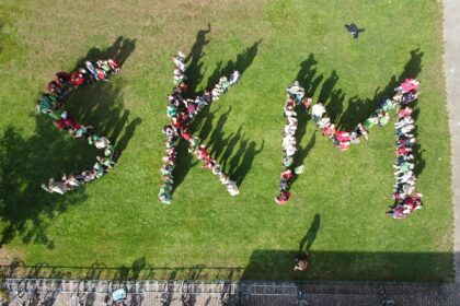 Scoutingleden vormen de letters SKM van Scouting Keent Moesel. Ingestuurde foto.
