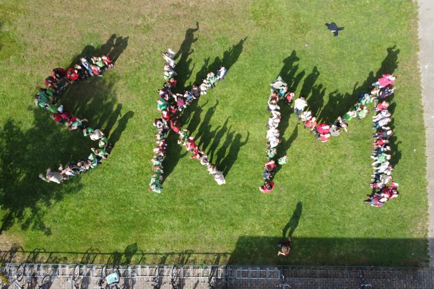 Scoutingleden vormen de letters SKM van Scouting Keent Moesel. Ingestuurde foto.