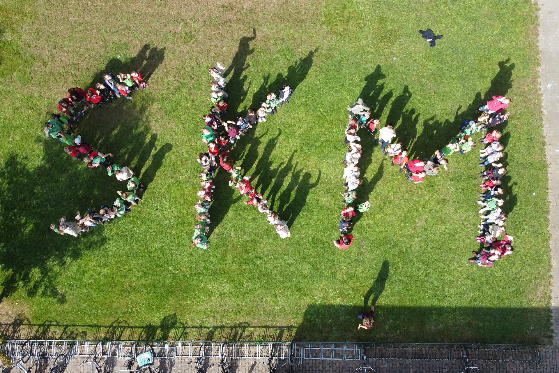 Scoutingleden vormen de letters SKM van Scouting Keent Moesel. Ingestuurde foto.