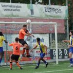 Keeper vangt de bal tijdens wedstrijd SV Laar tegen SV dongen. Ingestuurde foto.