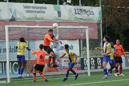 Keeper vangt de bal tijdens wedstrijd SV Laar tegen SV dongen. Ingestuurde foto.