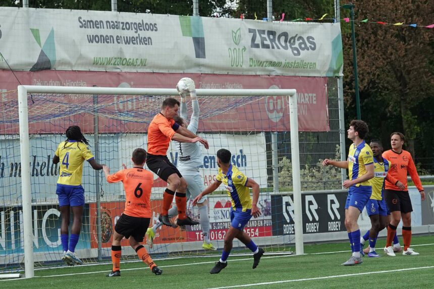 Keeper vangt de bal tijdens wedstrijd SV Laar tegen SV dongen. Ingestuurde foto.