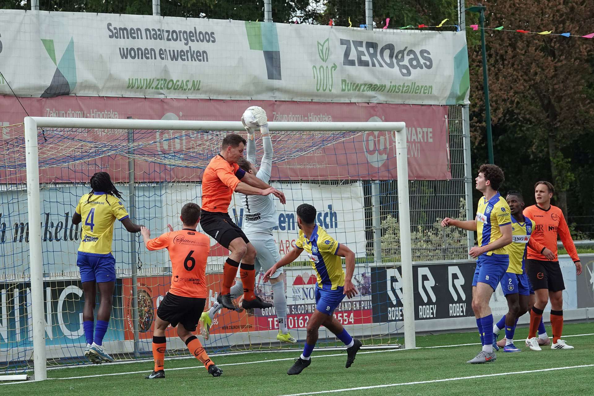 Keeper vangt de bal tijdens wedstrijd SV Laar tegen SV dongen. Ingestuurde foto.