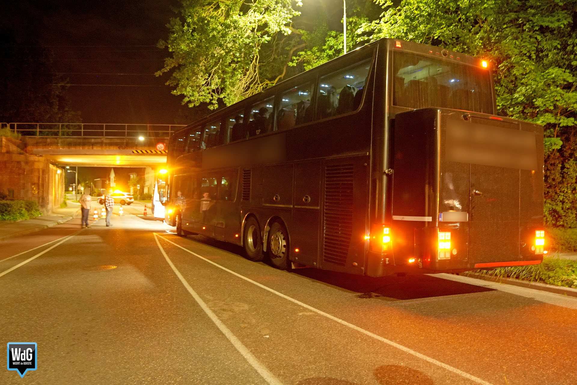Touringcar rijdt zich vast onder spoorviaduct aan Maaseikerweg
