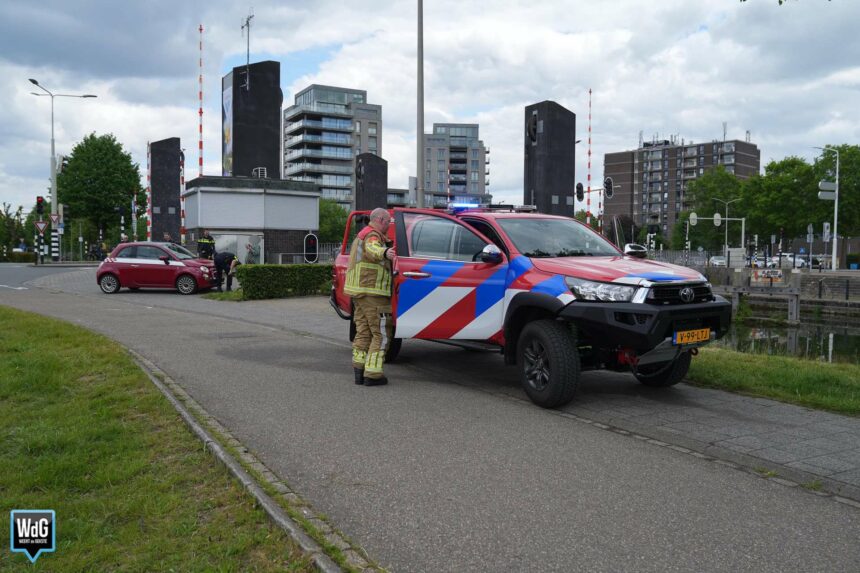 Rookontwikkeling in auto bij Stadsbrug Weert
