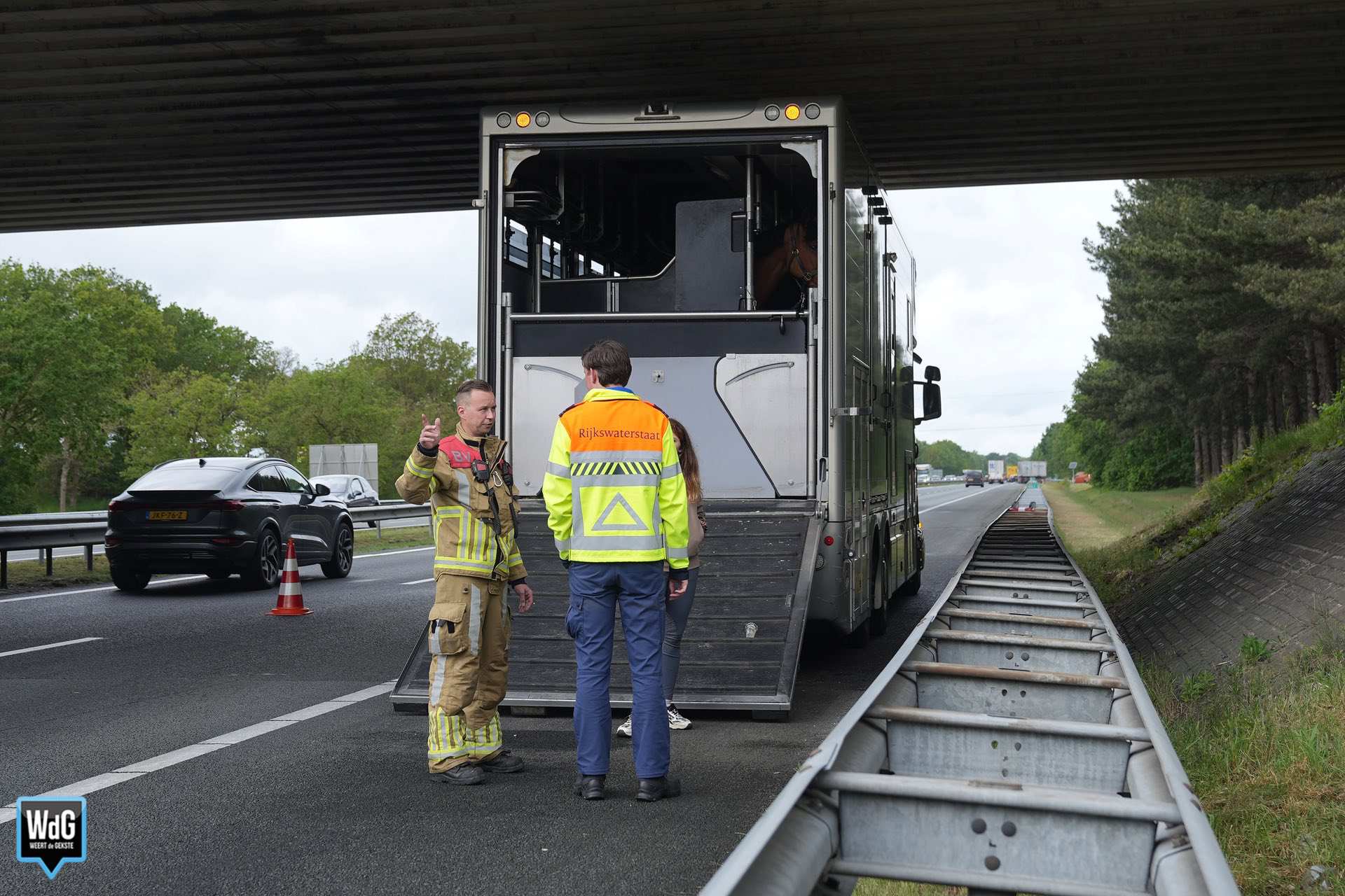 Rookontwikkeling bij vrachtwagen met paarden op A2 bij Budel