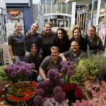Gezellige drukte op weekmarkt door Moederdag en zonnig weer