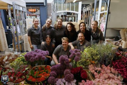 Gezellige drukte op weekmarkt door Moederdag en zonnig weer
