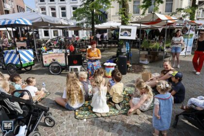 Zonnige weekmarkt in beeld