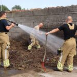 Brandweer blust smeulend tuinafval bij Milieustraat Weert