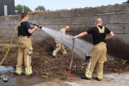 Brandweer blust smeulend tuinafval bij Milieustraat Weert
