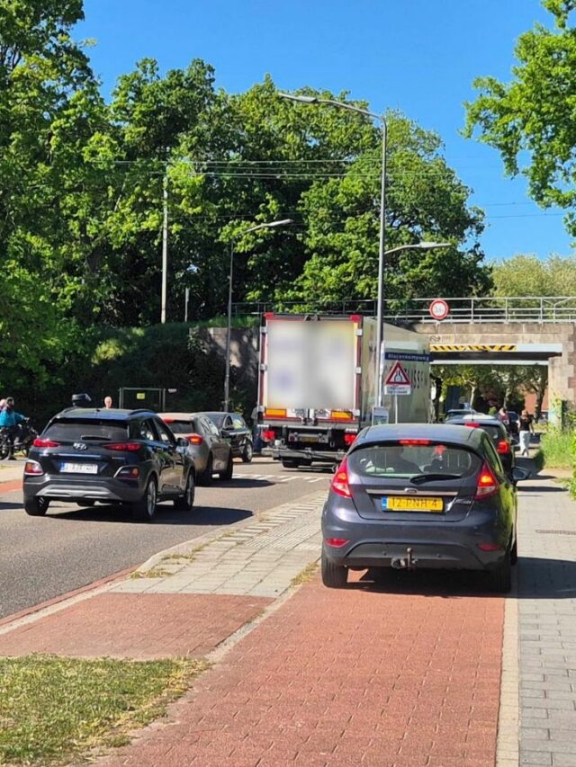 Weer een vrachtwagen vast