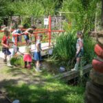 Kinderen zoeken naar waterdiertjes tijdens de Slootjesdagen van IVN Weert e.o.