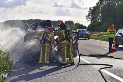 Auto vat vlam op snelweg A2 in Weert