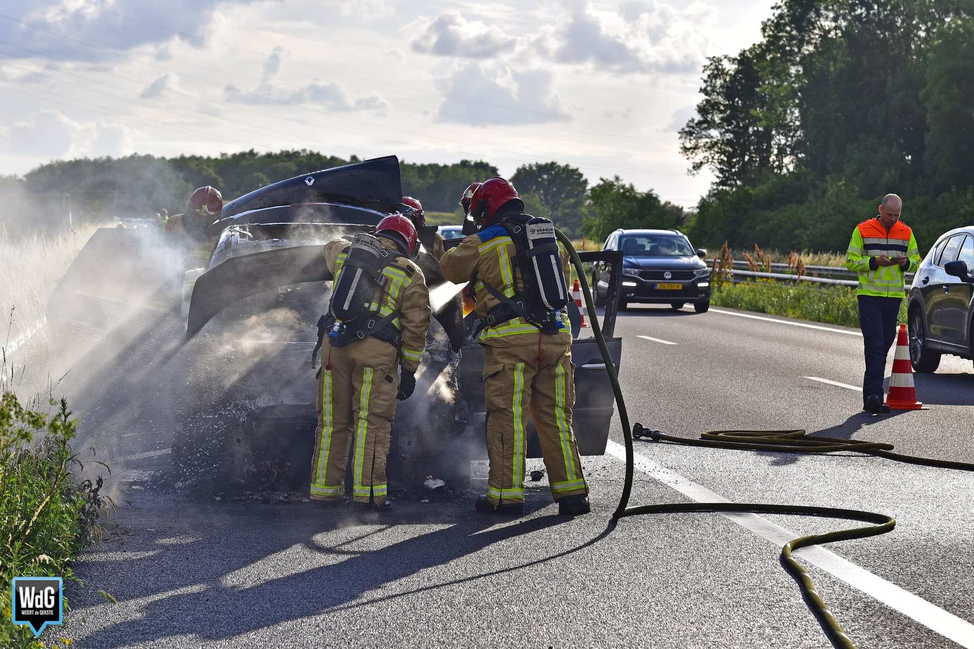 Auto vat vlam op snelweg A2 in Weert