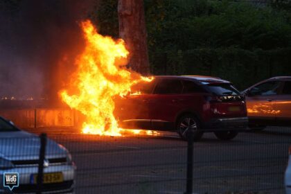 Autobrand op parkeerplaats bij NS-station in Weert