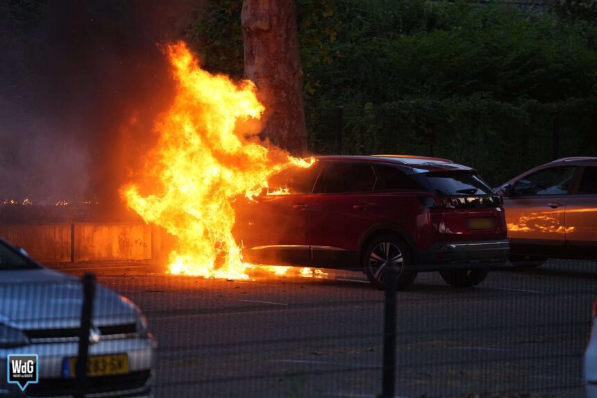 Autobrand op parkeerplaats bij NS-station in Weert