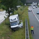 Bakwagen belandt in greppel naast A2 in Weert