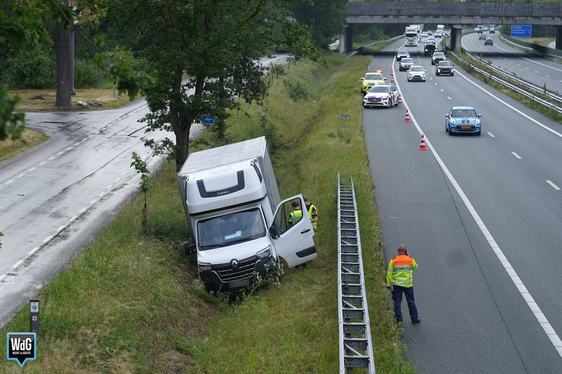 Bakwagen belandt in greppel naast A2 in Weert