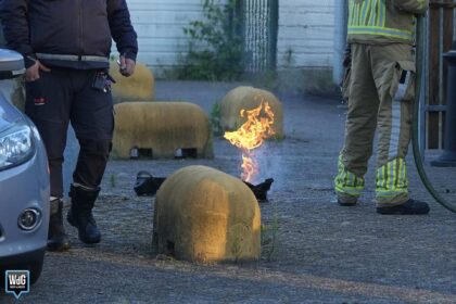 Brandweer blust brandje bij rookhok