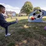 Kinderen genieten ondanks wisselvallig weer van Buitenspeeldag in Weert