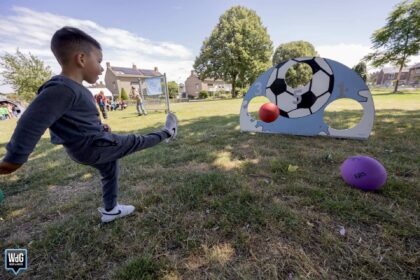 Kinderen genieten ondanks wisselvallig weer van Buitenspeeldag in Weert